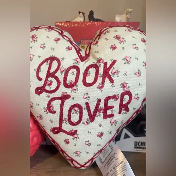 Barnes and Noble Valentine’s Day Book Lover Pillow - NWT - Picture 2 of 5